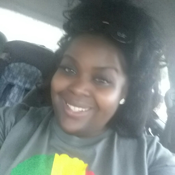 Meet your Posher, Jenn - Picture 2 of 2